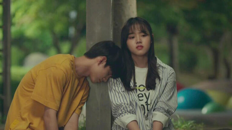 fate black haird guy in yellow shirt leaning on the shoulder of a girl